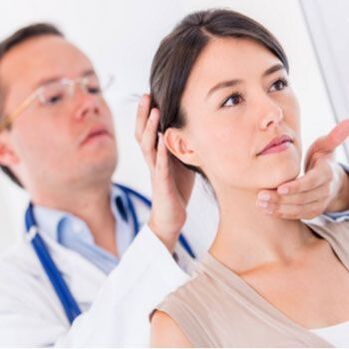 A neurológus megvizsgálja a beteget, akinek fáj a nyaka
