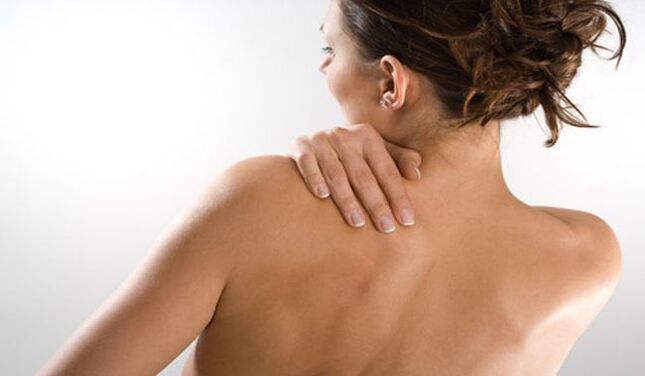 A nőt aggasztja a bal lapocka alatti fájdalom hátulról, hátulról