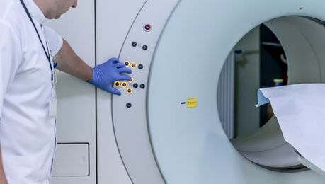 Az orvos ellenőrzi az MRI készüléket